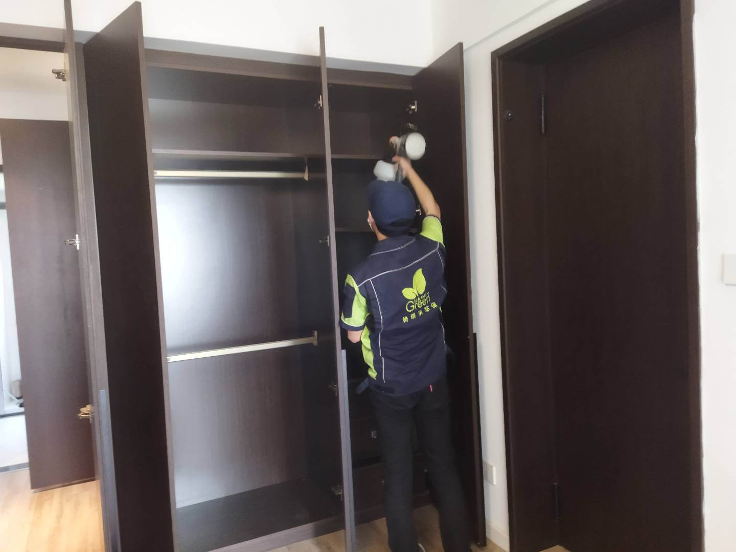 展示新房阳台，工作人员摆放格瑞乐除甲醛绿植，借助自然之力净化空气。