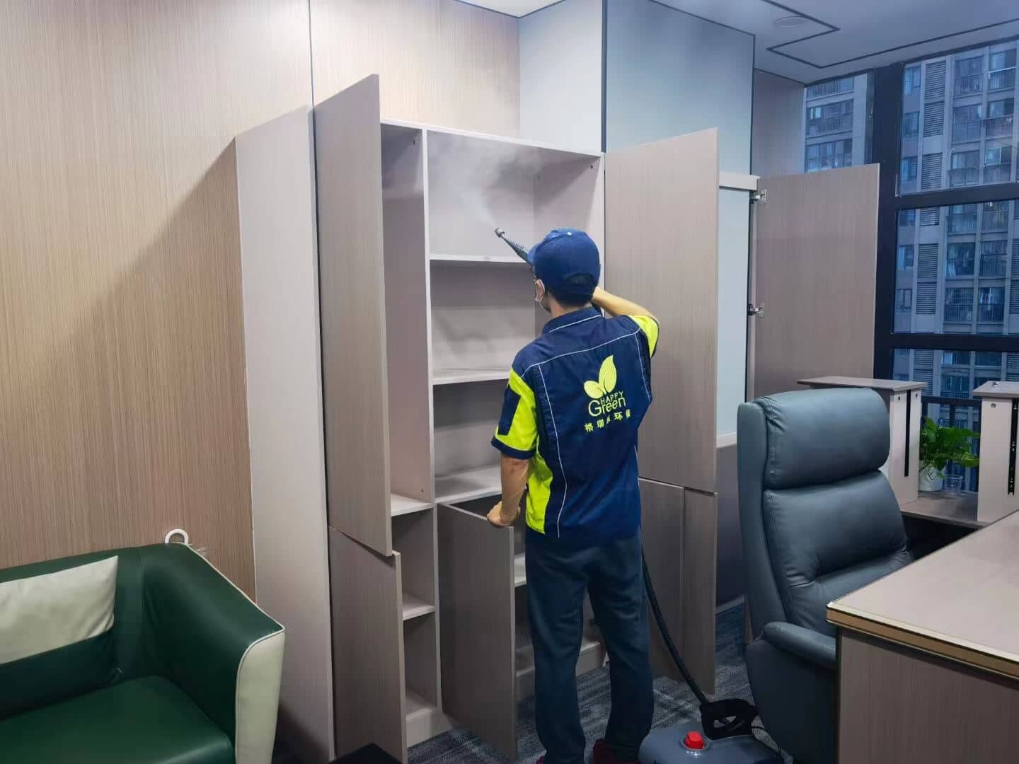 客厅电视柜安装现场，工人用格瑞乐除甲醛专用清洁剂对电视柜的金属拉手进行深度清洁与除醛处理。