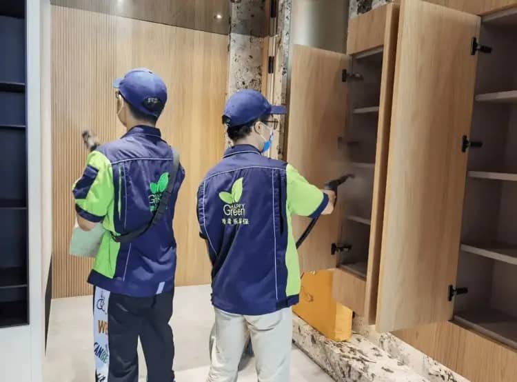 厨房施工中，施工人员用滚筒将除醛涂料均匀地涂刷在橱柜表面，从柜门到柜体，滚筒滚动时，涂料均匀附着，施工人员手法娴熟，为橱柜打造一层坚固的除醛防护层，保障厨房橱柜的甲醛得到有效治理 。